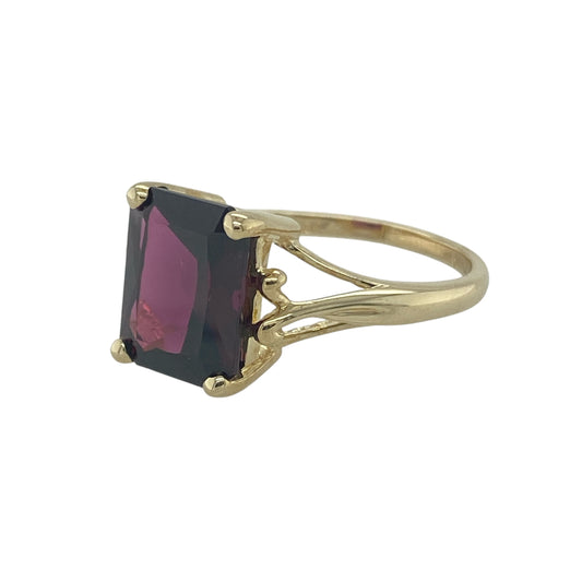 Bring bold colour and elegant style to your collection with this pre-owned 9ct yellow gold ring, featuring a striking pink tourmaline-coloured stone for a refined finish.

Design: The ring showcases a large rectangular pink stone measuring 11mm by 9mm, offering vibrant colour and a standout profile.
Material: Made from 9-carat yellow gold, the polished band enhances the vivid tone of the stone with a warm contrast.