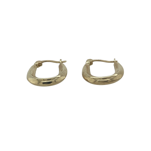 Bring classic simplicity and everyday elegance to your collection with these pre-owned 9ct yellow gold small oval creole earrings, a timeless design for versatile wear.

Design: Each earring features a sleek oval creole shape, offering a delicate and understated profile.
Material: Made from 9-carat yellow gold, the polished finish enhances the smooth design with a warm golden glow.