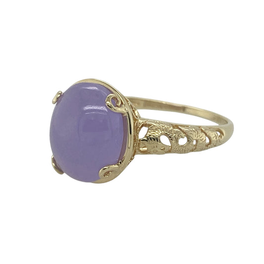 Bring vibrant colour and intricate detail to your collection with this pre-owned 14ct yellow gold and purple jade stone set ring, a striking design with symbolic charm.

Design: The ring showcases a 12mm by 10mm oval purple jade stone, accented by detailed dragon motifs on both shoulders for a bold and distinctive look.
Material: Made from 14-carat yellow gold, the polished finish enhances the warm tone and complements the rich purple hue of the jade.