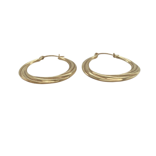 Bring classic charm and golden shine to your collection with these pre-owned 9ct yellow gold twisted hoop creole earrings, a timeless style with delicate detail.

Design: The earrings feature a traditional hoop creole shape with a gentle twisted design, adding texture and light-catching appeal.
Material: Made from 9-carat yellow gold, the polished finish enhances the warm tone and highlights the twist detail.