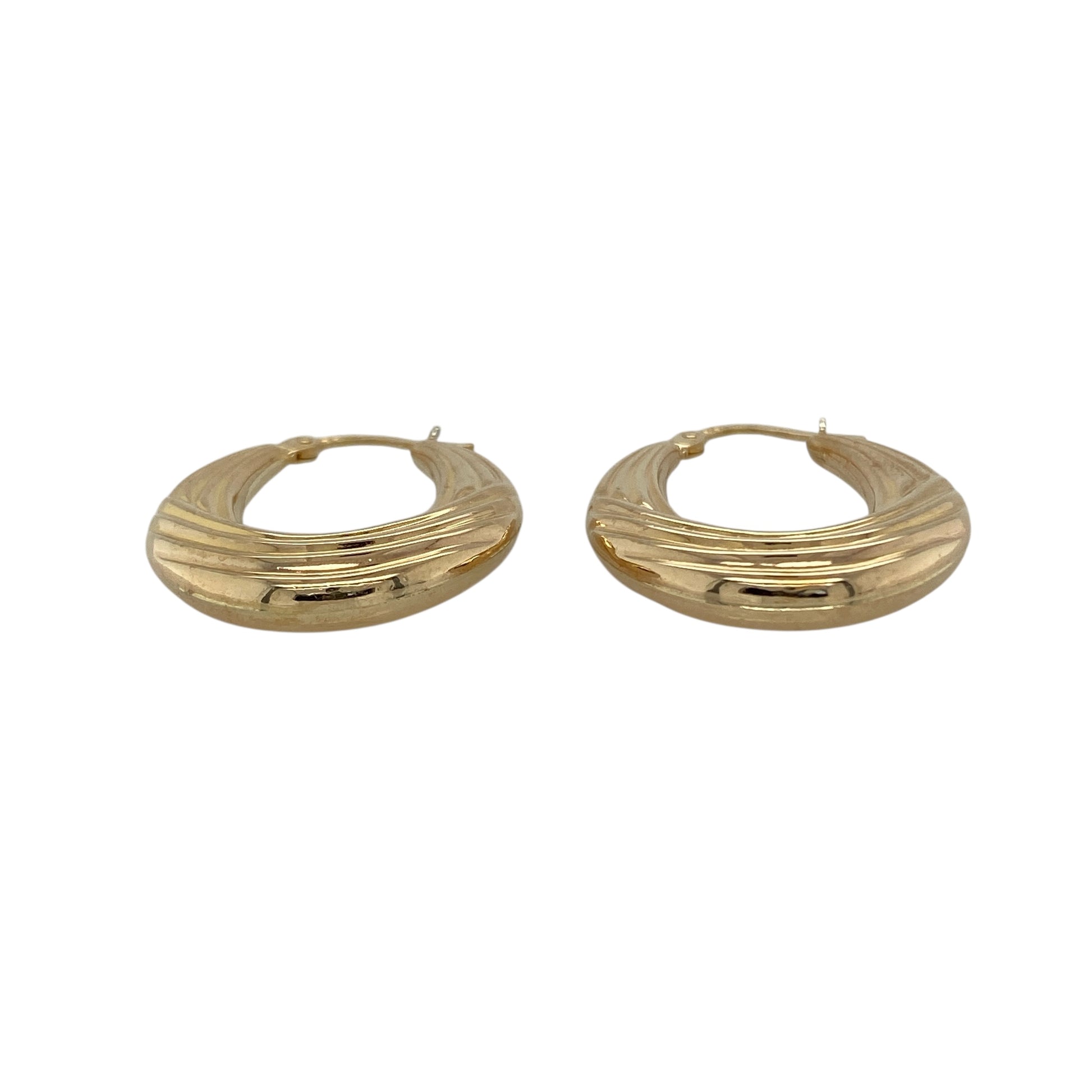 Bring golden texture and timeless elegance to your collection with these pre-owned 9ct yellow gold patterned oval creole earrings, a versatile design with refined detail.

Design: The earrings feature an oval creole shape with intricate patterning, adding depth, texture and light-catching appeal.
Material: Made from 9-carat yellow gold, the polished finish enhances the warm tone and highlights the detailed design.