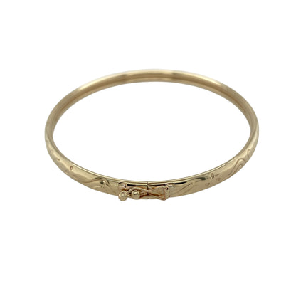 Bring refined style and subtle detail to your collection with this pre-owned 9ct yellow gold patterned hinged bangle, a timeless accessory designed for both everyday elegance and special occasion wear.

Design: The bangle features a classic hinged style with a delicate patterned finish, offering both security and decorative charm in a versatile design.
Material: Made from 9-carat yellow gold, the polished surface highlights the pattern and provides a warm, radiant glow.