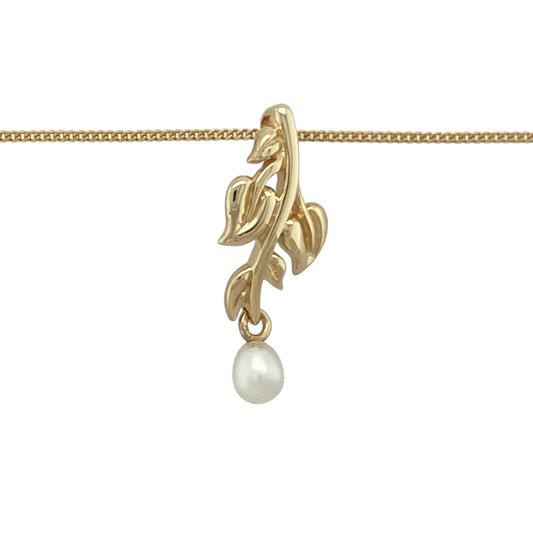 Bring natural elegance and vintage charm to your collection with this pre-owned 9ct yellow gold vine leaf pendant set with a pearl, suspended on an 18-inch curb chain—a graceful piece perfect for adding timeless beauty to any look.

Design: The necklace features a 2.4cm long vine leaf pendant adorned with a single 5mm pearl, combining organic detail with classic sophistication.
Material: Made from 9-carat yellow gold, the polished finish highlights the leaf motif and enhances the lustrous pearl.