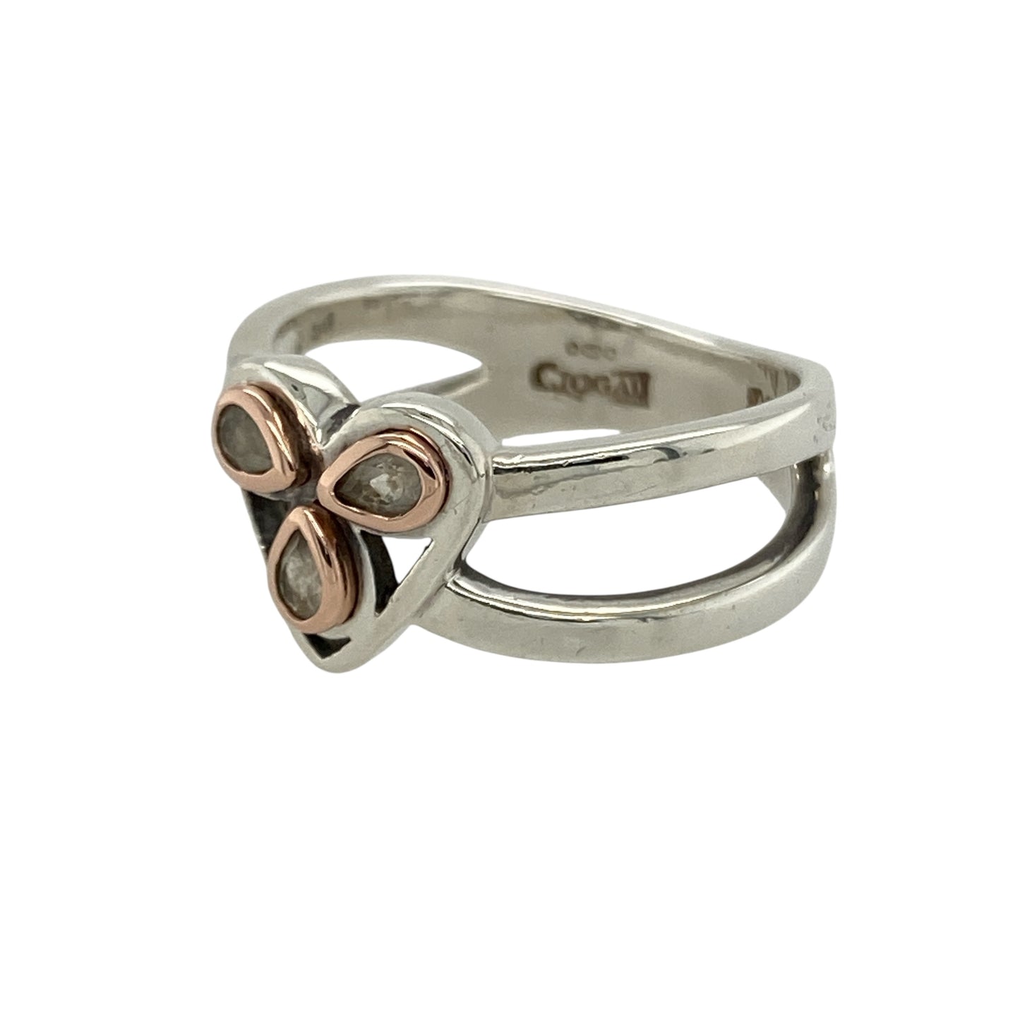 Bring romantic elegance and refined sparkle to your collection with this pre-owned Clogau heart ring in silver, 9ct rose gold, and white topaz—a meaningful design combining timeless charm with contemporary detail.

Design: The ring features a 10mm high heart motif set with white topaz stones, enhanced by 9ct rose gold accents and finished with split shoulders for added style.
Material: Made from 925 sterling silver