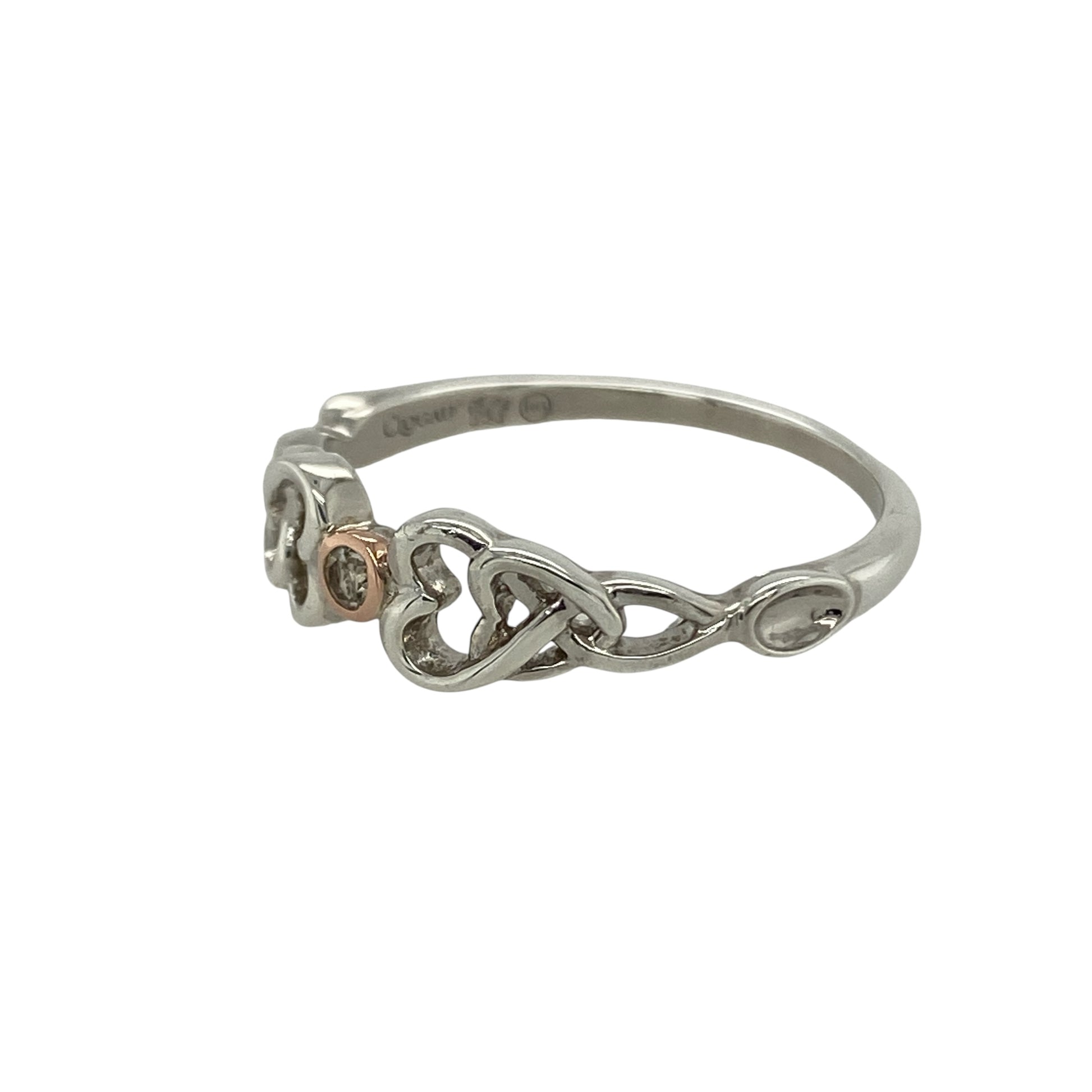 Bring romantic symbolism and delicate sparkle to your collection with this pre-owned Clogau Heart Lovespoon ring in silver, 9ct rose gold, and white topaz—a meaningful design celebrating love and heritage.

Design: The ring features a heart-shaped lovespoon motif adorned with a 2mm white topaz stone, accented with 9ct rose gold for a warm and distinctive finish.
Material: Made from 925 sterling silver with 9-carat rose gold and white topaz, the polished surface enhances both brilliance and contrast.