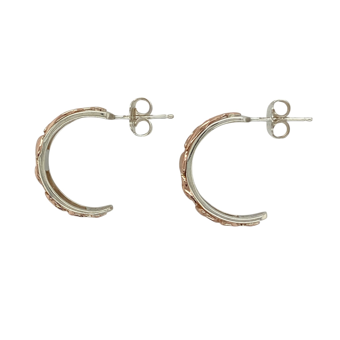 Bring symbolic elegance and timeless detail to your collection with these pre-owned Clogau Tree of Life half hoop stud earrings in silver and 9ct rose gold—a meaningful design inspired by growth, strength, and harmony.

Design: The earrings feature a half hoop style adorned with the iconic Tree of Life motif, combining sterling silver with 9ct rose gold accents for a refined two-tone finish.