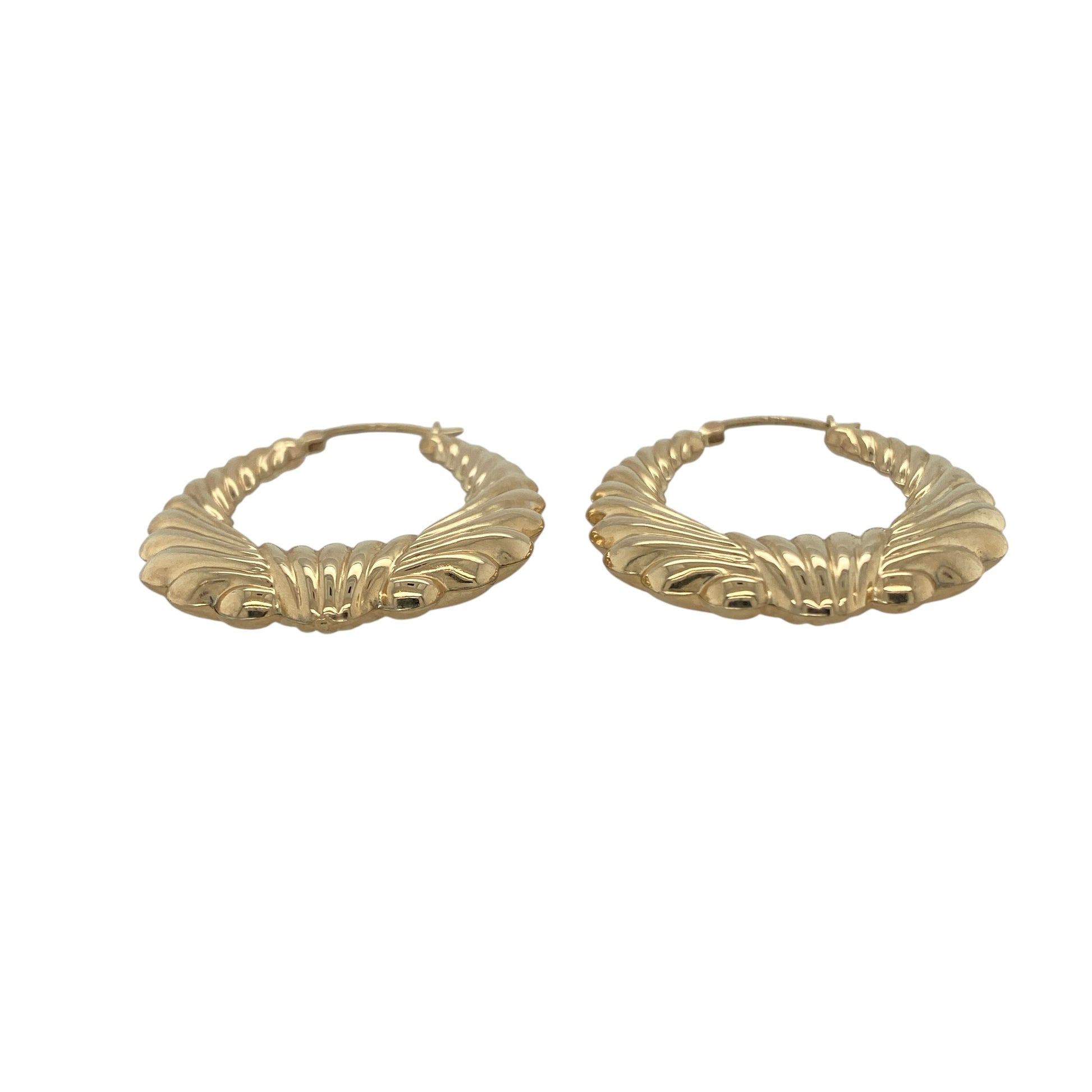Bring bold texture and timeless elegance to your collection with these pre-owned 9ct yellow gold large patterned oval creole earrings—a classic design with a refined twist.

Design: The earrings feature an oval creole shape with an intricate patterned finish, adding depth and distinctive style.
Material: Made from 9-carat yellow gold, the polished surface enhances the detailed pattern and warm golden tones.