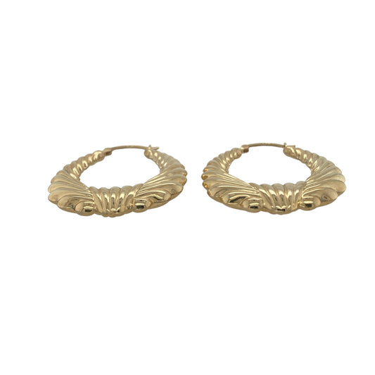 Bring bold texture and timeless elegance to your collection with these pre-owned 9ct yellow gold large patterned oval creole earrings—a classic design with a refined twist.

Design: The earrings feature an oval creole shape with an intricate patterned finish, adding depth and distinctive style.
Material: Made from 9-carat yellow gold, the polished surface enhances the detailed pattern and warm golden tones.