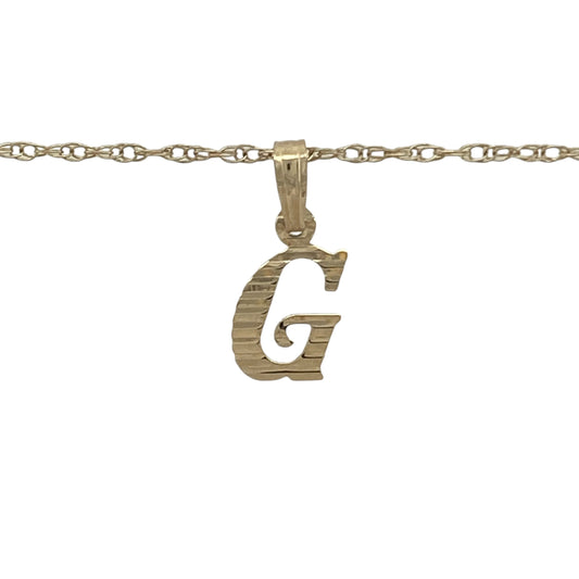 Bring personal charm and timeless style to your collection with this pre-owned 9ct yellow gold patterned initial ‘G’ pendant, paired with an 18-inch Prince of Wales chain for a classic finish.

Design: The pendant measures 1.7cm long including the bail and features the letter ‘G’ with a patterned finish, adding texture and individuality.
Material: Made from 9-carat yellow gold, the polished surface enhances the intricate patterning and warm golden tone.