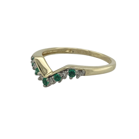 Bring graceful style and vibrant colour to your collection with this pre-owned 9ct yellow gold diamond and emerald wishbone ring, a delicate piece with timeless appeal.

Design: The ring is styled in a wishbone shape, adorned with round emeralds of approximately 2mm diameter, accented by sparkling diamonds for added brilliance.
Material: Made from 9-carat yellow gold, the polished finish enhances the vivid green tones of the emeralds and the sparkle of the diamonds.