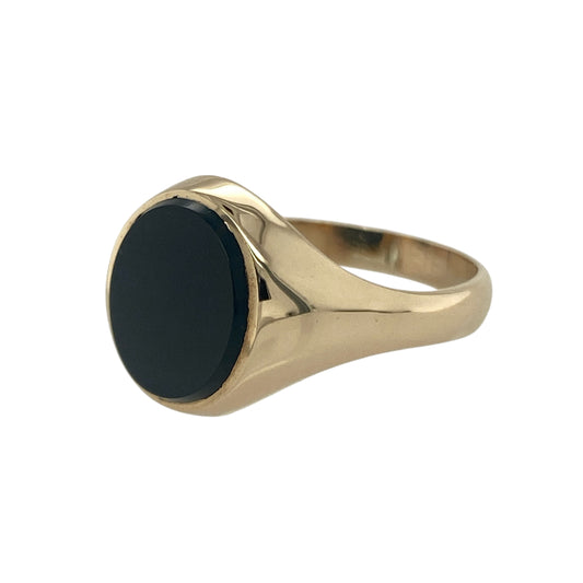 Bring bold elegance and classic style to your collection with this pre-owned 9ct yellow gold onyx oval signet ring, a timeless piece with strong presence.

Design: The ring features a 12mm by 10mm oval-cut onyx stone, creating a striking centrepiece in a traditional signet style.
Material: Made from 9-carat yellow gold, the polished finish provides a warm contrast to the deep black tones of the onyx.