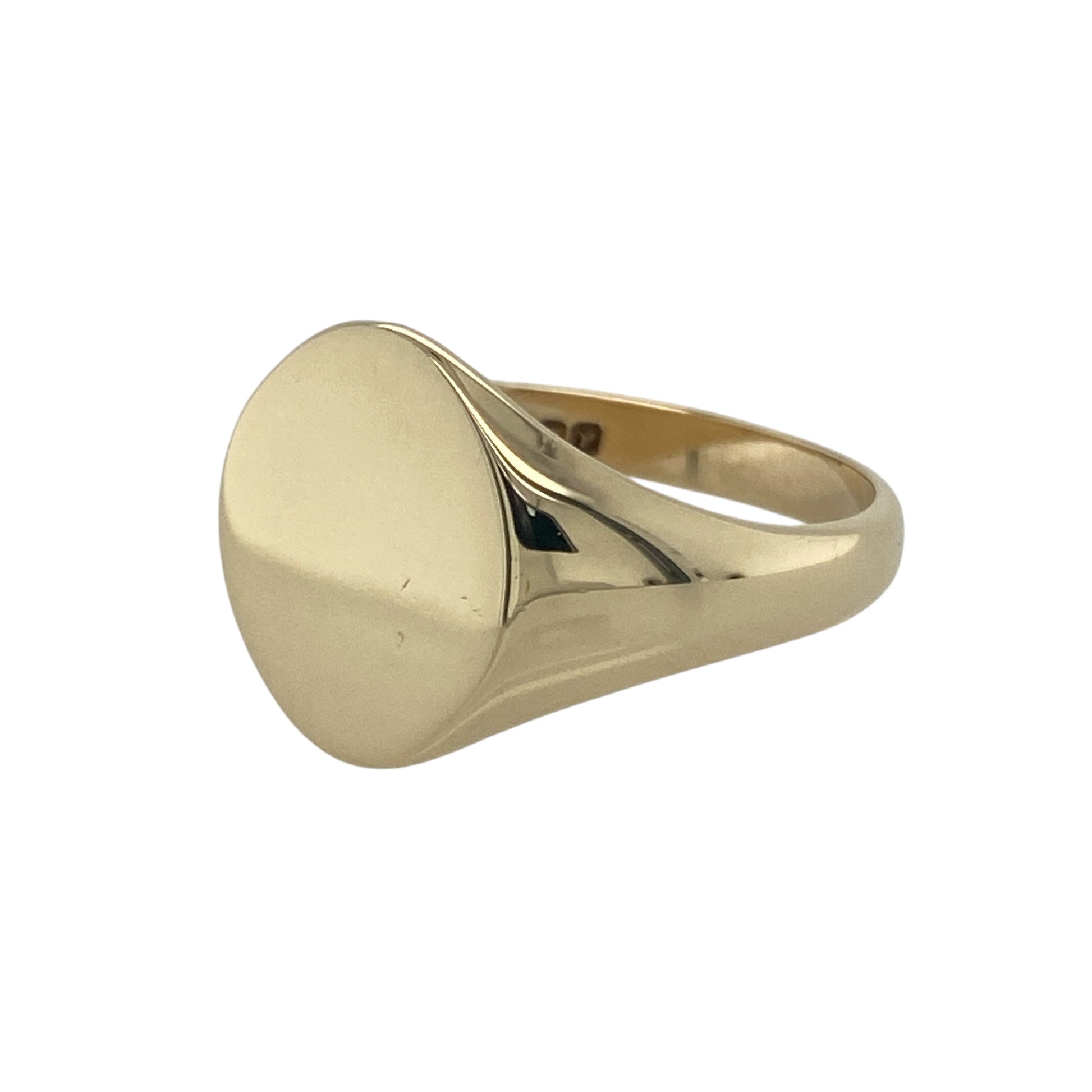Bring bold simplicity and classic style to your collection with this pre-owned 9ct yellow gold plain oval signet ring, a timeless design with strong presence.

Design: The ring features a 15mm high oval front in a traditional plain style, offering a sleek and versatile look.
Material: Made from 9-carat yellow gold, the polished finish enhances the smooth surface and adds warmth to the design.
