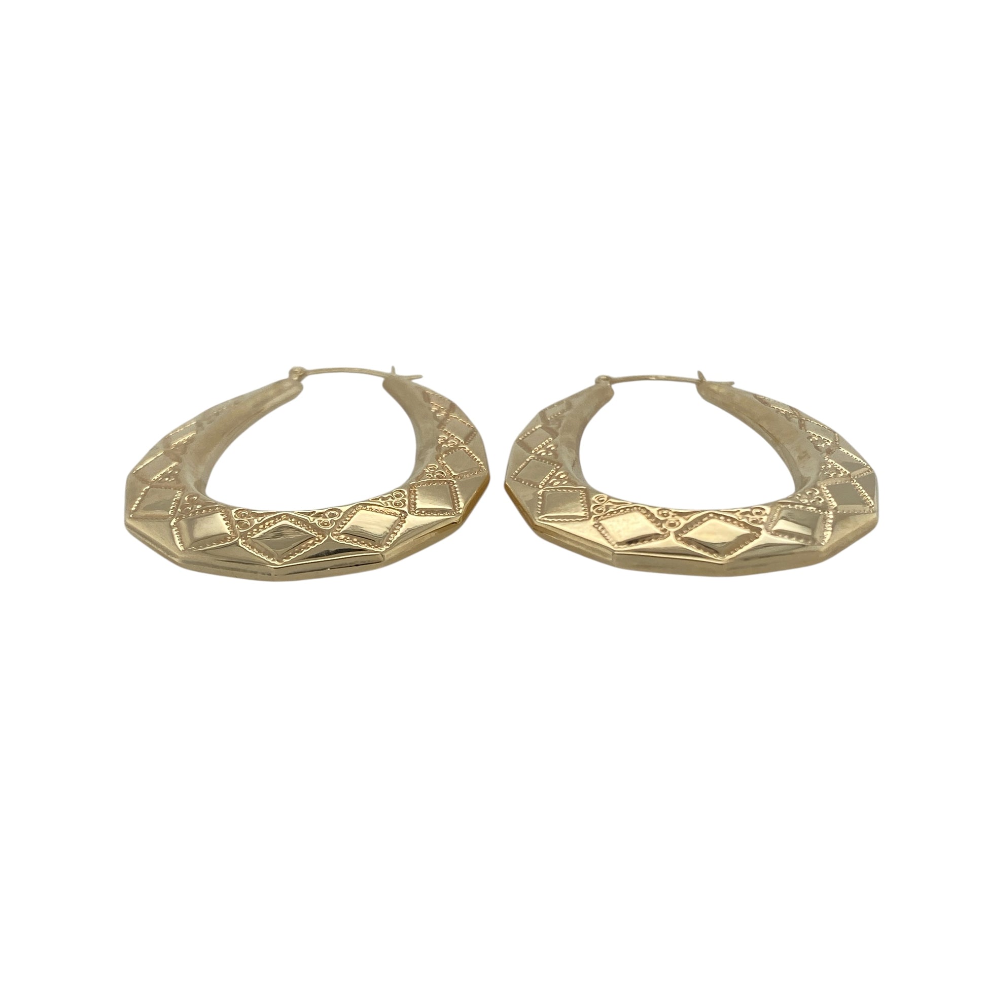 Bring bold style and elegant detail to your collection with these pre-owned 9ct yellow gold large oval patterned creole earrings, a classic design with a distinctive finish.

Design: The earrings feature a large oval creole shape with a patterned surface, creating a stylish and eye-catching look.
Material: Made from 9-carat yellow gold, the polished finish enhances the pattern while adding warmth and shine.