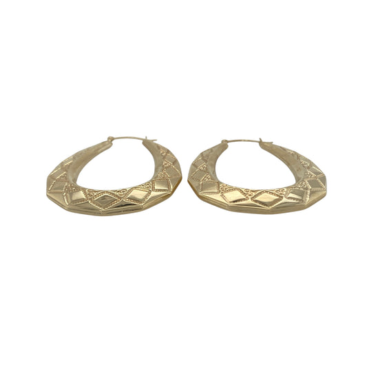 Bring bold style and elegant detail to your collection with these pre-owned 9ct yellow gold large oval patterned creole earrings, a classic design with a distinctive finish.

Design: The earrings feature a large oval creole shape with a patterned surface, creating a stylish and eye-catching look.
Material: Made from 9-carat yellow gold, the polished finish enhances the pattern while adding warmth and shine.