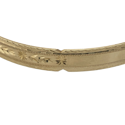Bring timeless style and elegant detail to your collection with this pre-owned 9ct yellow solid gold expanding bangle, a classic accessory with a refined patterned finish.

Design: The bangle features a 7mm wide band with an intricate patterned design, offering both style and character.
Material: Made from 9-carat solid yellow gold, the polished finish enhances the decorative pattern while adding warmth and shine.
