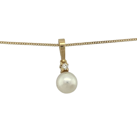 Bring timeless elegance and refined beauty to your collection with this pre-owned 18ct yellow gold diamond and pearl pendant necklace, a graceful design perfect for special occasions or everyday sophistication.

Design: The pendant measures 1.7cm long including the bail and features a lustrous 7mm pearl, accented with sparkling diamonds for a touch of brilliance.