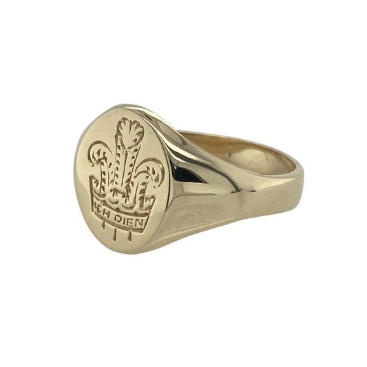 Bring heritage, pride, and timeless style to your collection with this pre-owned 9ct yellow gold Welsh Three Feathers oval signet ring—a classic design celebrating Welsh tradition and identity.

Design: The ring features the iconic Welsh Three Feathers emblem engraved on an oval-shaped face, representing courage, loyalty, and honour. Its polished finish enhances the fine detailing of the design, giving it a distinguished and meaningful appearance.