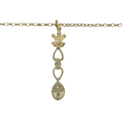 Bring charm, heritage, and symbolic meaning to your collection with this pre-owned 9ct yellow gold Welsh Three Feathers lovespoon pendant on a 20" belcher chain necklace—a beautiful fusion of two classic Welsh emblems.

Design: The pendant combines the traditional lovespoon motif, symbolising love and affection, with the iconic Welsh Three Feathers emblem representing courage and loyalty. The intricate detailing and polished finish create a meaningful and elegant design.