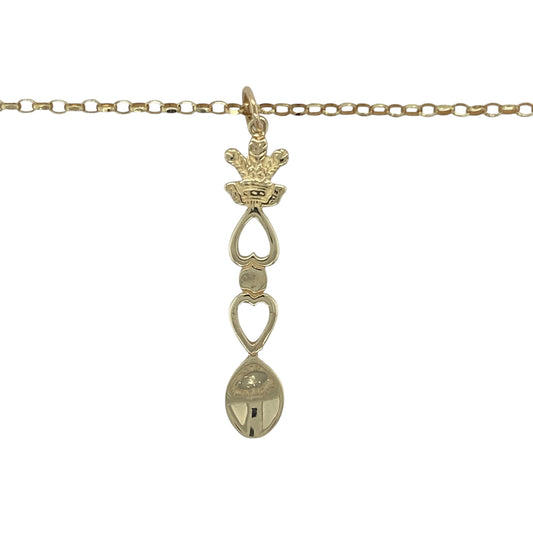 Bring charm, heritage, and symbolic meaning to your collection with this pre-owned 9ct yellow gold Welsh Three Feathers lovespoon pendant on a 20" belcher chain necklace—a beautiful fusion of two classic Welsh emblems.

Design: The pendant combines the traditional lovespoon motif, symbolising love and affection, with the iconic Welsh Three Feathers emblem representing courage and loyalty. The intricate detailing and polished finish create a meaningful and elegant design.