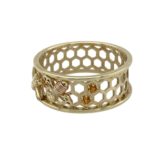 Bring warmth, charm, and nature-inspired elegance to your collection with this pre-owned 9ct yellow and rose gold citrine Clogau Honeycomb Bee band ring—a joyful design celebrating craftsmanship and the beauty of the natural world.

Design: The ring features Clogau’s signature honeycomb and bee motif, highlighted with a vibrant citrine gemstone that captures the golden hues of honey. The intricate detailing and combination of textures give the piece depth and character.