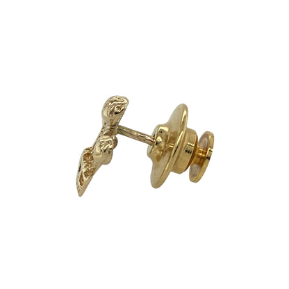 Bring heritage, elegance, and subtle sophistication to your collection with this pre-owned 9ct gold Welsh Three Feathers tie pin—a refined accessory that adds a touch of tradition and pride to any formal look.

Design: The tie pin features the iconic Welsh Three Feathers emblem, symbolising courage, honour, and loyalty. The polished gold finish enhances the fine detailing, creating a timeless and distinguished appearance.