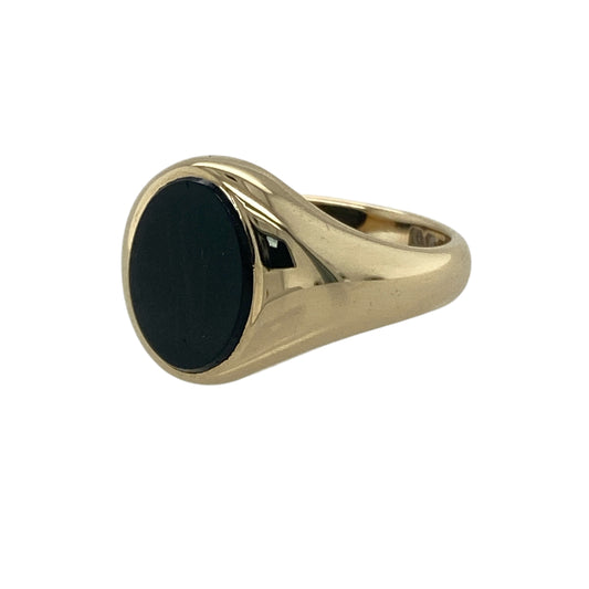 Bring sleek sophistication and timeless appeal to your collection with this pre-owned 9ct yellow gold onyx oval signet pinky ring—a refined piece that balances classic style with bold contrast.

Design: The ring features an oval-shaped onyx stone measuring approximately 9mm by 7mm, displaying a deep black hue that contrasts beautifully with the warm gold setting. The polished gemstone surface adds depth and a smooth, elegant finish.