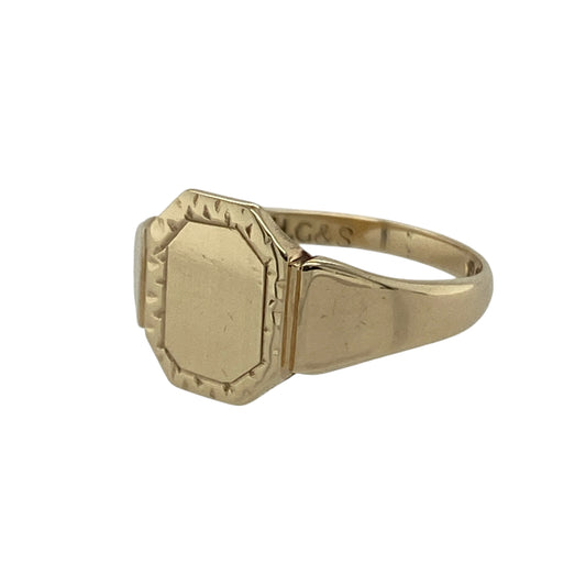 Bring vintage charm and classic style to your collection with this pre-owned 9ct yellow gold patterned signet pinky ring—a refined design that combines timeless appeal with delicate detailing.

Design: The ring features a traditional signet shape with a patterned front measuring 9mm high, adding texture and character to its polished finish. The design offers a subtle yet distinguished look, perfect for everyday wear.