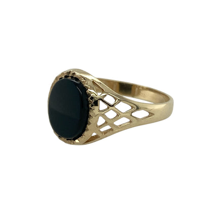 Bring classic style and bold contrast to your collection with this pre-owned 9ct yellow gold and onyx signet ring, combining timeless elegance with a refined modern edge—perfect for both everyday wear and special occasions.

Design: The ring features an oval onyx stone measuring 9mm by 7mm, displaying a sleek black finish complemented by open basket-style shoulders that add detail and lightness to the design.