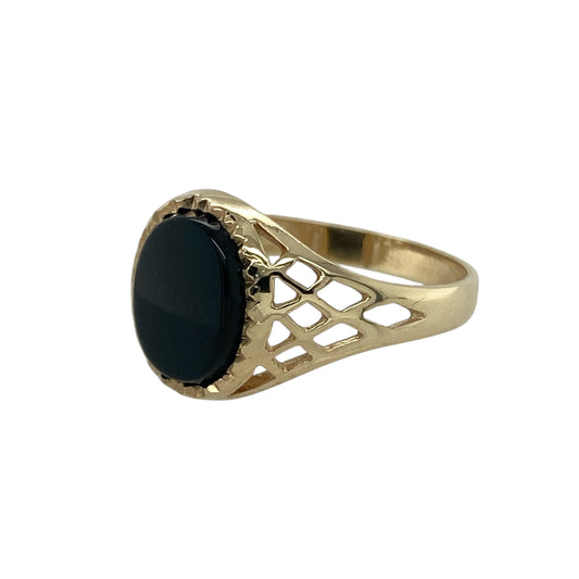 Bring classic style and bold contrast to your collection with this pre-owned 9ct yellow gold and onyx signet ring, combining timeless elegance with a refined modern edge—perfect for both everyday wear and special occasions.

Design: The ring features an oval onyx stone measuring 9mm by 7mm, displaying a sleek black finish complemented by open basket-style shoulders that add detail and lightness to the design.