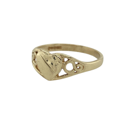 Bring delicate charm and classic style to your collection with this pre-owned 9ct yellow gold patterned heart signet ring, combining timeless sentiment with elegant detail—perfect for everyday wear or as a meaningful keepsake.

Design: The ring features a heart-shaped face measuring 6mm high, adorned with a subtle patterned design that adds texture and a touch of individuality.