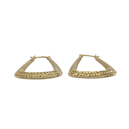 Bring elegant flair and subtle detail to your collection with these pre-owned 9ct yellow gold patterned handbag creole earrings, combining classic design with a touch of modern charm—perfect for both everyday wear and special occasions.

Design: The earrings feature a stylish handbag-shaped creole design with delicate patterning on one side, adding texture and visual interest while maintaining a timeless silhouette.