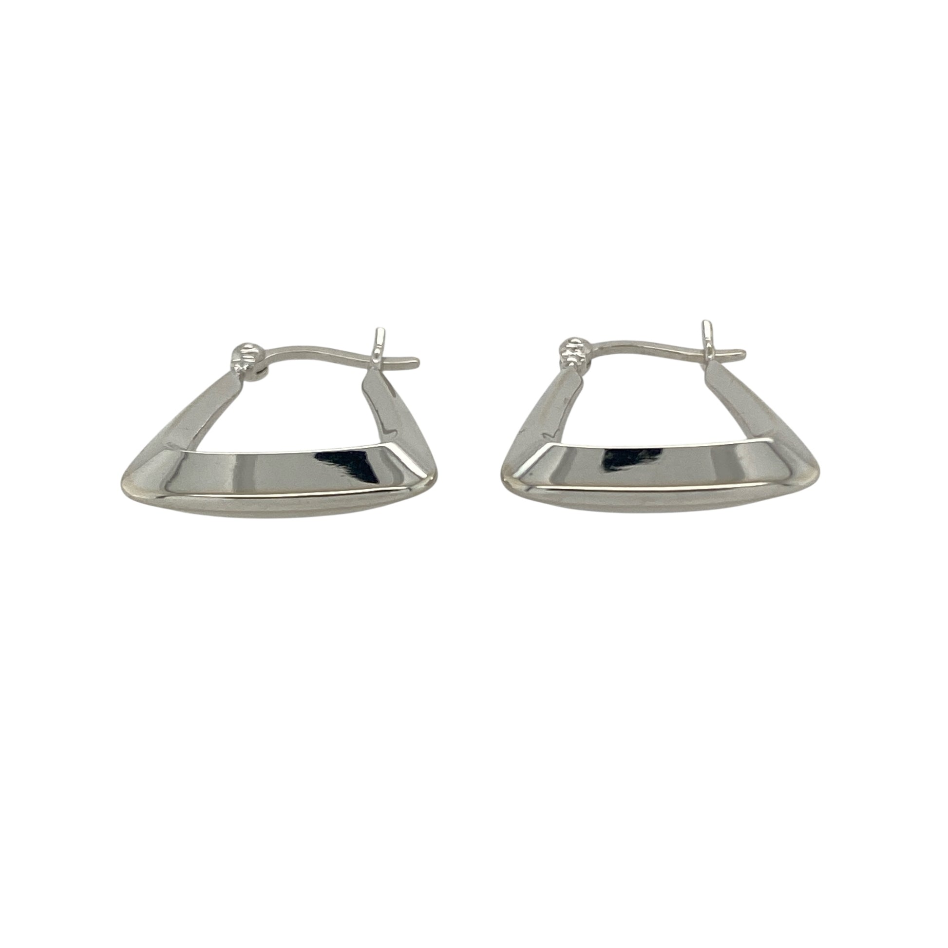 Bring contemporary charm and polished elegance to your collection with these pre-owned 9ct white gold handbag creole earrings, combining playful design with refined sophistication—perfect for everyday wear or special occasions.

Design: The earrings feature a stylish handbag-shaped creole design, offering a modern twist on the classic hoop for a unique and eye-catching look.
Material: Made from 9-carat white gold