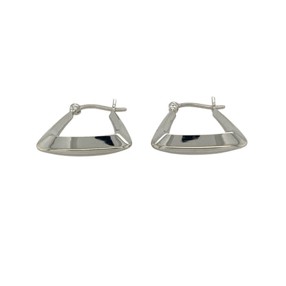 Bring contemporary charm and polished elegance to your collection with these pre-owned 9ct white gold handbag creole earrings, combining playful design with refined sophistication—perfect for everyday wear or special occasions.

Design: The earrings feature a stylish handbag-shaped creole design, offering a modern twist on the classic hoop for a unique and eye-catching look.
Material: Made from 9-carat white gold