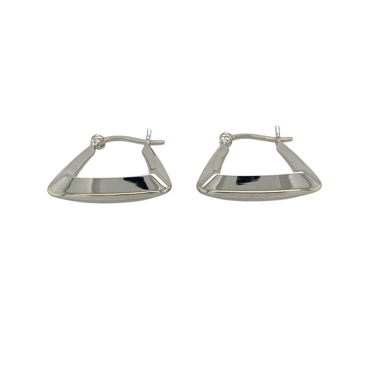 Bring contemporary charm and polished elegance to your collection with these pre-owned 9ct white gold handbag creole earrings, combining playful design with refined sophistication—perfect for everyday wear or special occasions.

Design: The earrings feature a stylish handbag-shaped creole design, offering a modern twist on the classic hoop for a unique and eye-catching look.
Material: Made from 9-carat white gold
