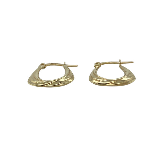 Bring delicate charm and subtle detail to your collection with these pre-owned 9ct yellow gold small handbag creole earrings, combining classic design with a touch of texture—perfect for everyday wear or understated elegance.

Design: The earrings feature a petite handbag-shaped creole design with a slight patterned finish, adding gentle texture and a hint of sparkle to a timeless silhouette.