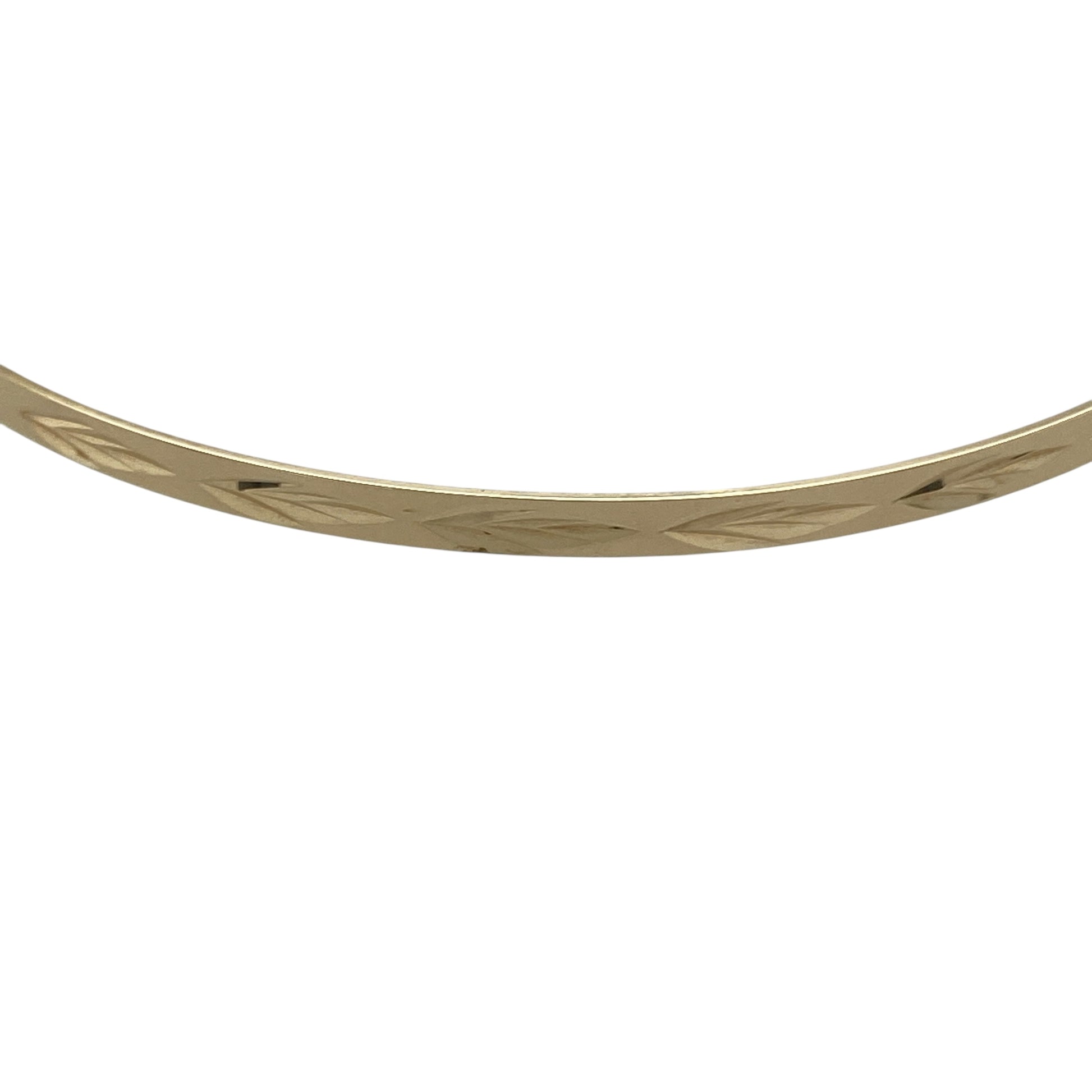 Bring timeless elegance and refined detail to your collection with this pre-owned 9ct yellow solid gold patterned bangle, combining classic sophistication with subtle texture—perfect for everyday wear or special occasions.

Design: The bangle features a delicate 2mm width with a finely patterned finish that adds understated sparkle and dimension to its sleek profile.
