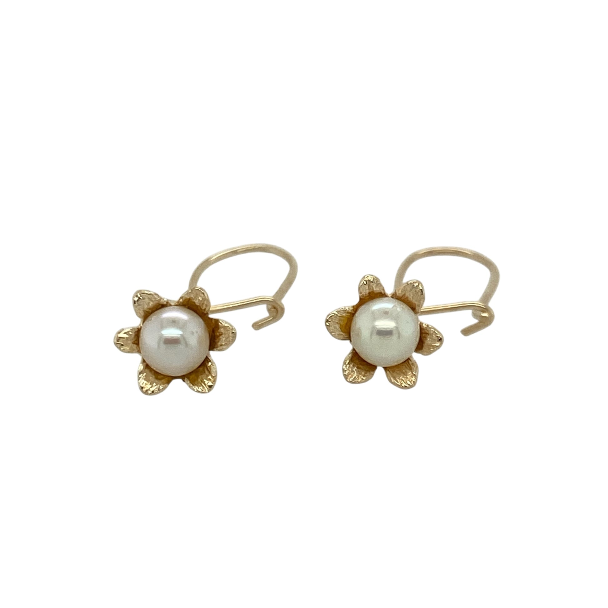 Bring timeless grace and feminine elegance to your collection with these pre-owned 9ct yellow gold pearl flower drop earrings, combining classic beauty with delicate detail—perfect for special occasions or refined everyday wear.

Design: Each earring features a 5mm pearl delicately suspended beneath a floral motif, creating a soft and graceful drop design that catches the light beautifully.