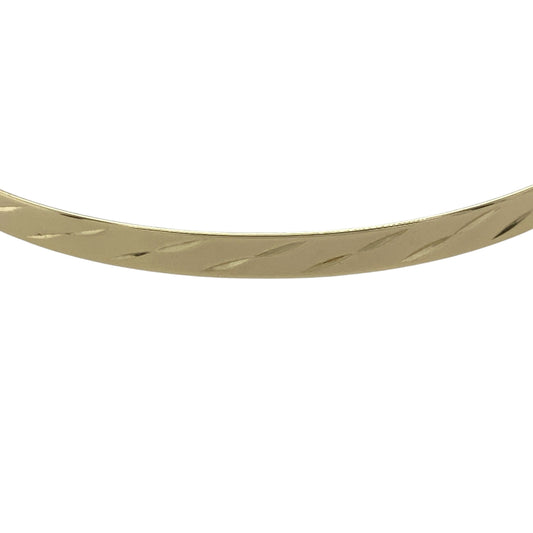 Bring radiant texture and classic sophistication to your collection with this pre-owned 9ct yellow solid gold diamond-cut patterned bangle, combining timeless elegance with a touch of refined sparkle—perfect for everyday wear or special occasions.

Design: The bangle features a 4mm-wide band with a detailed diamond-cut pattern that reflects the light beautifully, adding brilliance and depth to its polished finish.