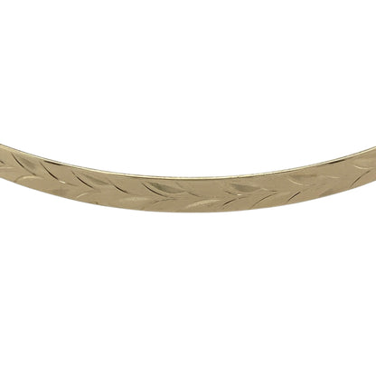 Bring timeless sophistication and subtle detail to your look with this pre-owned 9ct solid yellow gold patterned bangle—perfect for everyday elegance or special occasions.

Design: The bangle features a refined 4mm-wide band with an intricate patterned finish, adding texture and understated character to a classic silhouette. Its polished edges provide a smooth and comfortable fit.