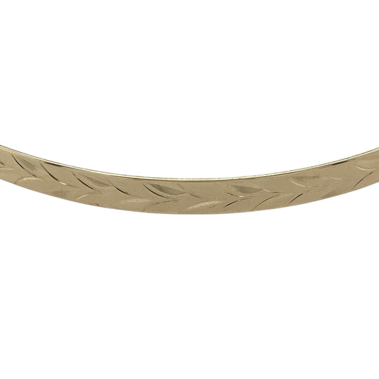 Bring timeless sophistication and subtle detail to your look with this pre-owned 9ct solid yellow gold patterned bangle—perfect for everyday elegance or special occasions.

Design: The bangle features a refined 4mm-wide band with an intricate patterned finish, adding texture and understated character to a classic silhouette. Its polished edges provide a smooth and comfortable fit.
