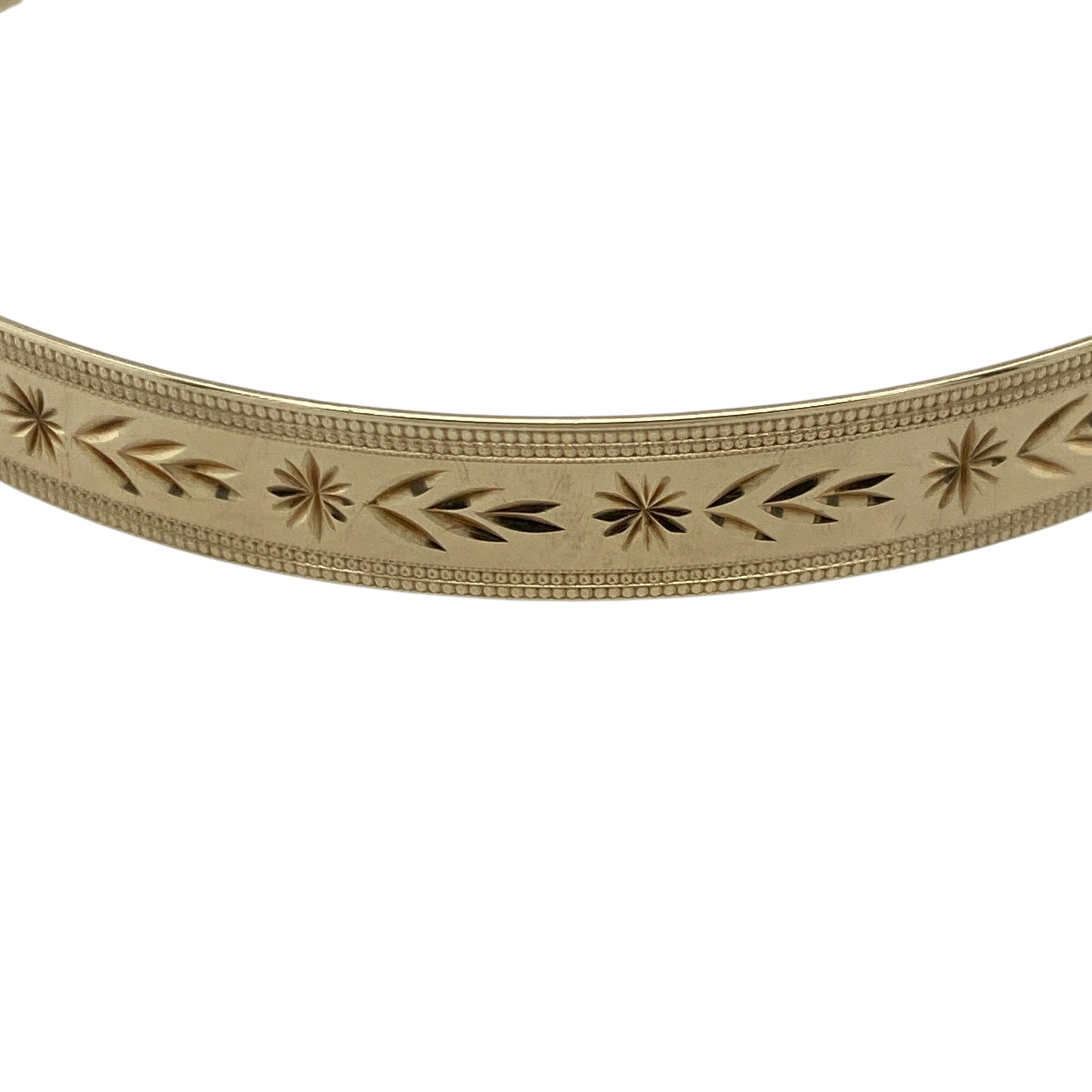 Bring classic style and practical elegance to your collection with this pre-owned 9ct yellow solid gold patterned expanding bangle—perfect for adding a touch of timeless sophistication to any look.

Design: The bangle features a 7mm-wide band with an intricate patterned finish, giving it texture and visual appeal while maintaining a refined and elegant profile. The expanding design allows for an adjustable fit, combining beauty with versatility.