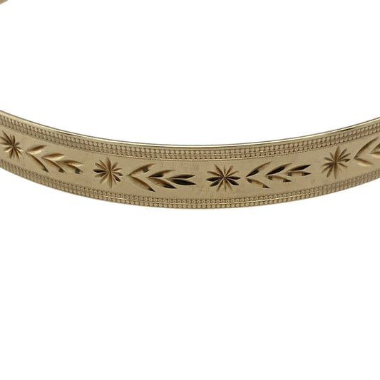 Bring classic style and practical elegance to your collection with this pre-owned 9ct yellow solid gold patterned expanding bangle—perfect for adding a touch of timeless sophistication to any look.

Design: The bangle features a 7mm-wide band with an intricate patterned finish, giving it texture and visual appeal while maintaining a refined and elegant profile. The expanding design allows for an adjustable fit, combining beauty with versatility.