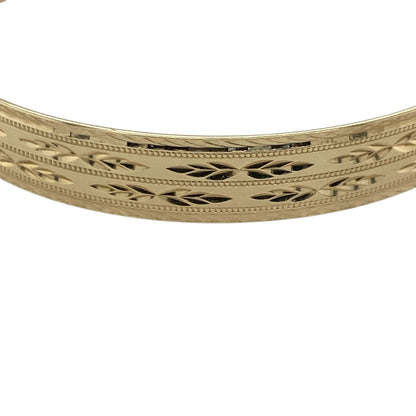 Bring timeless design and refined detail to your collection with this pre-owned 9ct solid yellow gold patterned expanding bangle—perfect for everyday elegance or special occasions.

Design: The bangle features a 9mm-wide band with an intricate patterned finish, adding depth and texture to its classic form. The expanding design allows for easy wear while maintaining a sleek, elegant profile.