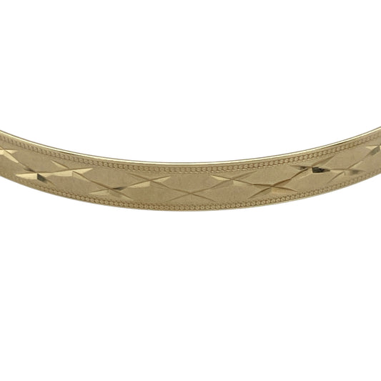 Bring classic elegance and refined craftsmanship to your collection with this pre-owned 9ct solid yellow gold patterned expanding bangle—perfect for both everyday wear and special occasions.

Design: The bangle features a 5mm-wide band adorned with an intricate patterned finish, adding texture and sophistication to its timeless design. The expanding mechanism allows for a comfortable, adjustable fit while maintaining a sleek and elegant look.