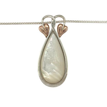 Bring graceful beauty and timeless sophistication to your collection with this pre-owned 925 silver and 9ct rose gold mother of pearl set Clogau teardrop pendant necklace—perfect for adding elegance and meaning to any look.

Design: The pendant features a striking 32mm by 15mm teardrop-shaped mother of pearl, radiating a soft iridescent glow that captures the light beautifully.