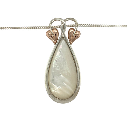 Bring graceful beauty and timeless sophistication to your collection with this pre-owned 925 silver and 9ct rose gold mother of pearl set Clogau teardrop pendant necklace—perfect for adding elegance and meaning to any look.

Design: The pendant features a striking 32mm by 15mm teardrop-shaped mother of pearl, radiating a soft iridescent glow that captures the light beautifully.
