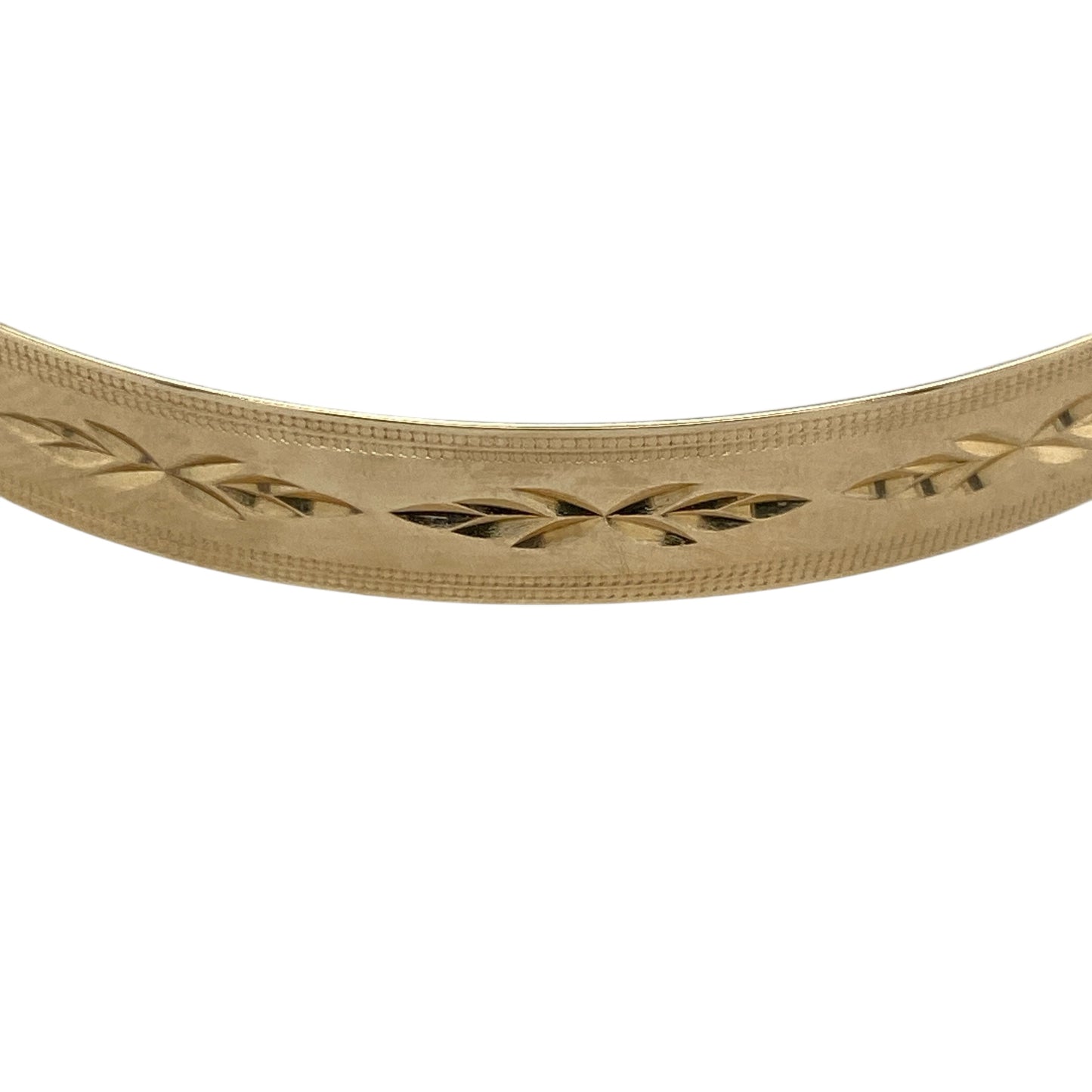 Add classic elegance and versatility to your collection with this pre-owned 9ct yellow solid gold patterned expanding bangle — a timeless piece that combines refined detail with everyday wearability.

Design: The bangle features a beautifully patterned surface, offering subtle texture and a touch of vintage-inspired charm, while the expanding mechanism allows for a comfortable and adjustable fit.