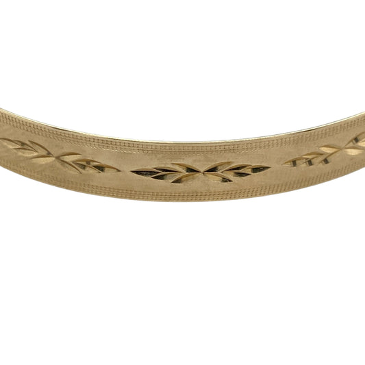 Add classic elegance and versatility to your collection with this pre-owned 9ct yellow solid gold patterned expanding bangle — a timeless piece that combines refined detail with everyday wearability.

Design: The bangle features a beautifully patterned surface, offering subtle texture and a touch of vintage-inspired charm, while the expanding mechanism allows for a comfortable and adjustable fit.