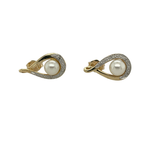 Add classic elegance and timeless charm to your collection with these pre-owned 9ct yellow gold diamond and pearl set swirl stud earrings — a graceful design that captures refined sophistication.

Design: Each earring features a 5mm pearl at the centre, encircled by a delicate swirl of yellow gold accented with a sparkling diamond for a subtle touch of brilliance.