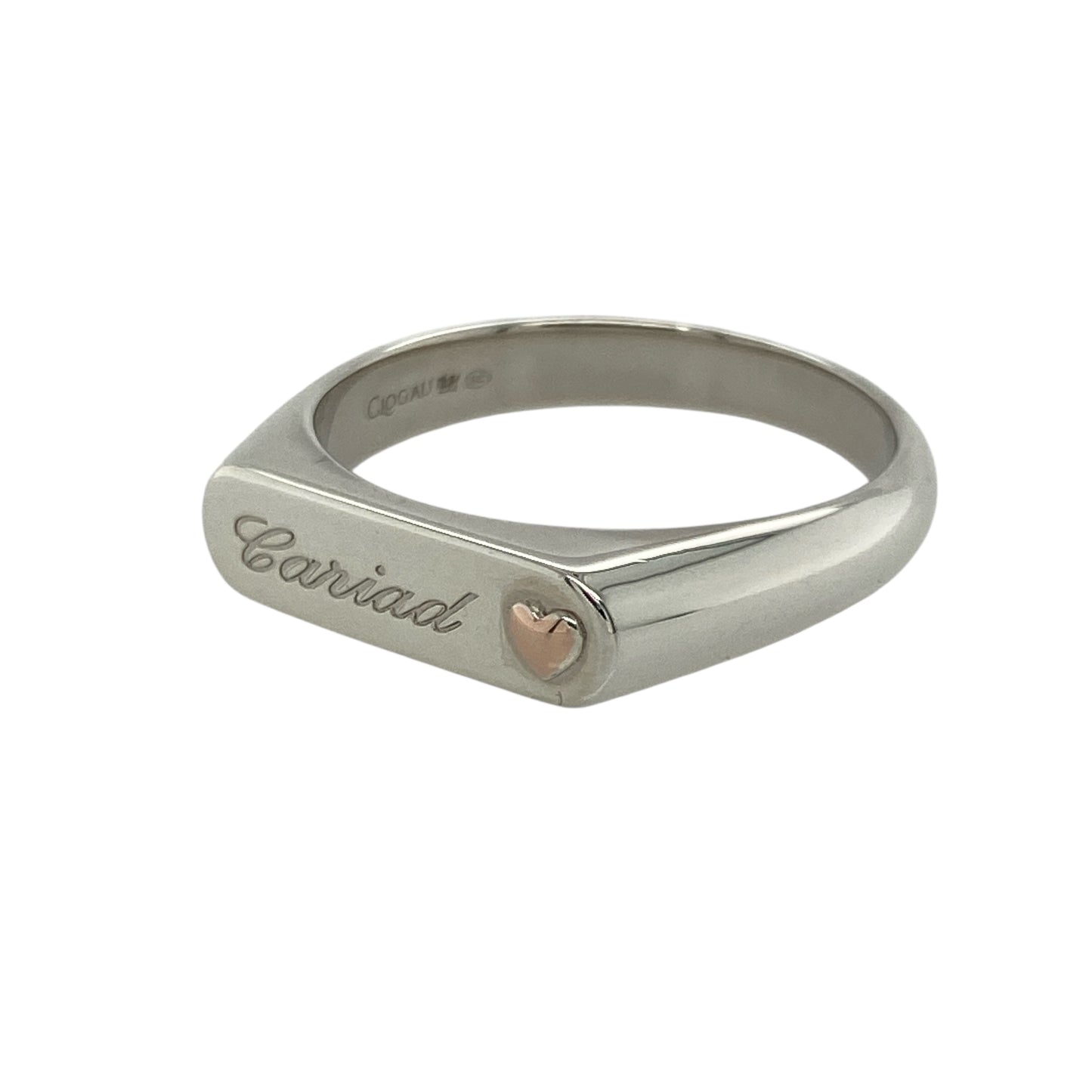 Add sentimental charm and elegant contrast to your collection with this pre-owned 925 silver and 9ct rose gold Clogau Cariad signet ring — a beautifully crafted piece that celebrates love and connection.

Design: The ring features a polished oval-shaped front, engraved with the Welsh word “Cariad” meaning “love”, adding heartfelt meaning to its timeless design. The front of the ring measures 5mm wide, offering a subtle yet distinctive presence.